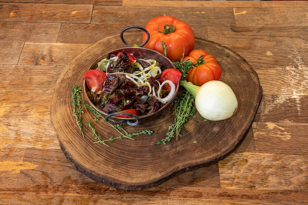 Talerz z kolorowym daniem